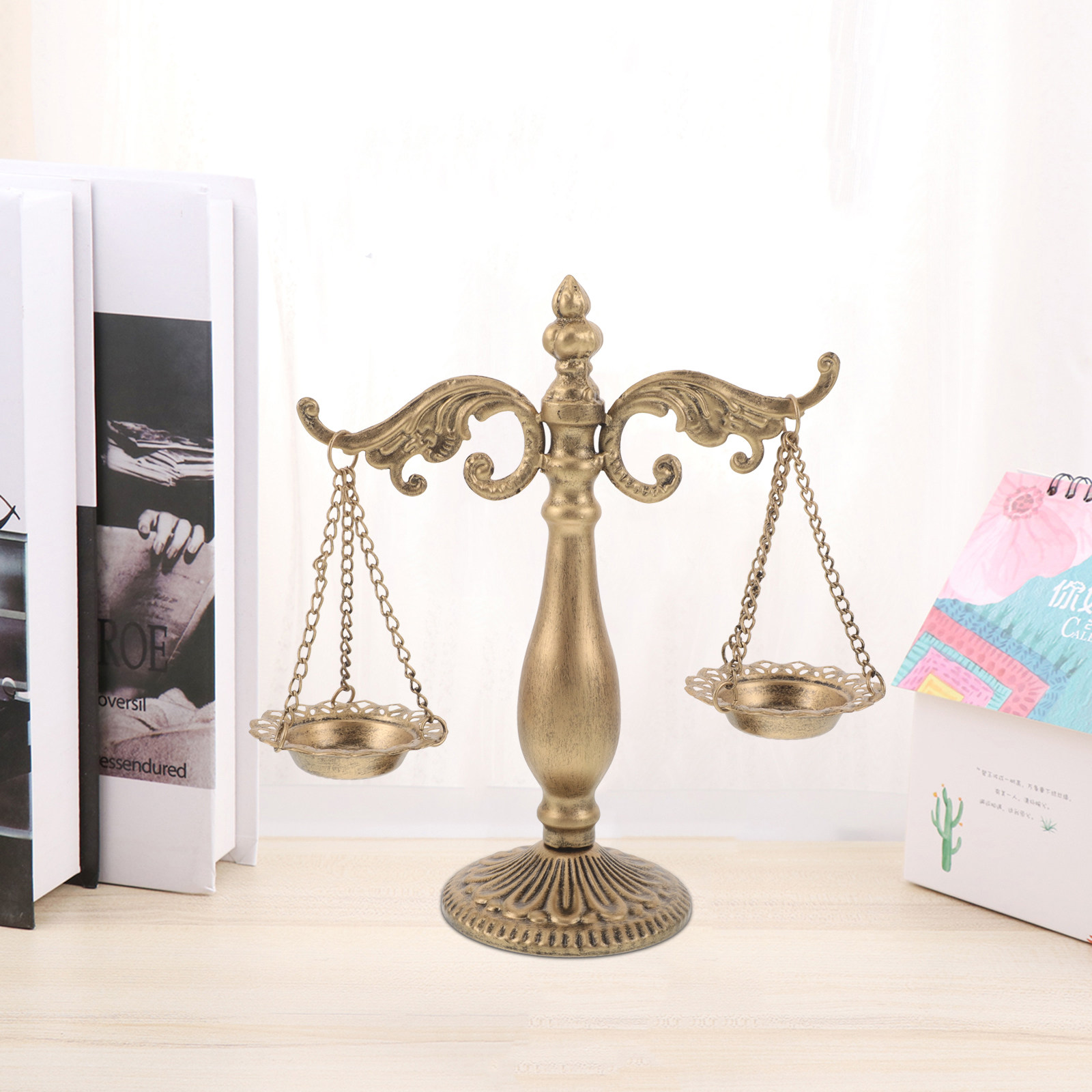 Home Office With Library - 레트로 빈티지 금속 천칭자리 저울 철제